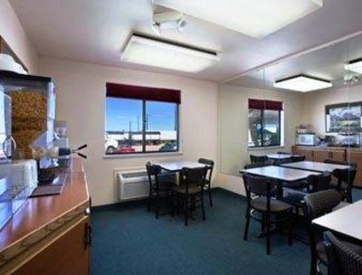 фото отеля Super 8 Conrad