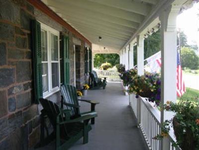 фото отеля Three Stallion Inn