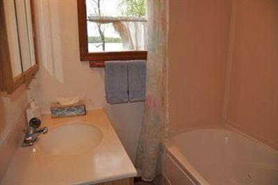 фото отеля Daniels Lake Lodge Bed and Breakfast