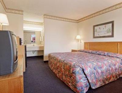 фото отеля Super 8 Charlotte Sunset Road