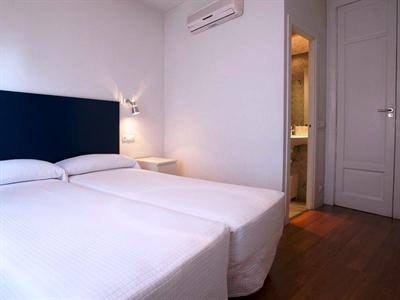 фото отеля Hostal Santa Isabel Madrid