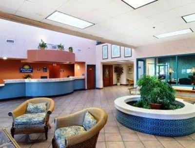 фото отеля Days Inn and Suites Savannah Gateway