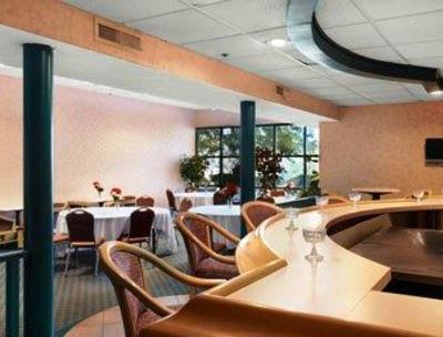 фото отеля Days Inn and Suites Savannah Gateway