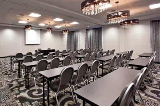 фото отеля Holiday Inn Express Hotel & Suites Norfolk International Airport