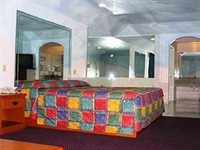 Scottish Inn & Suites Liberty