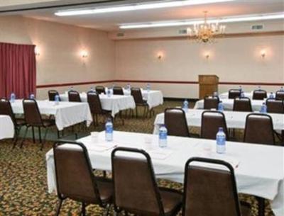 фото отеля Travelers Inn and Suites Forest City