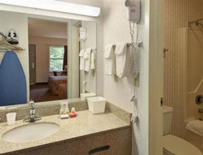 фото отеля Travelers Inn and Suites Forest City