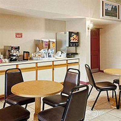 фото отеля Travelers Inn and Suites Forest City