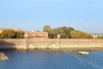 фото отеля WelcomHeritage Balsamand Lake Palace Hotel Jodhpur