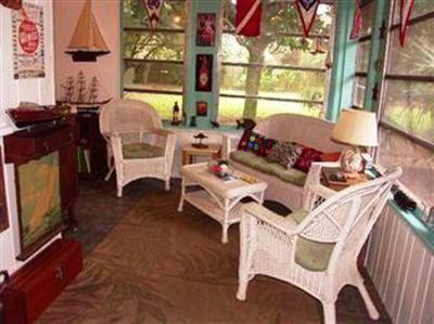фото отеля Nostalgic 1950 Beach Cottage Bed & Breakfast