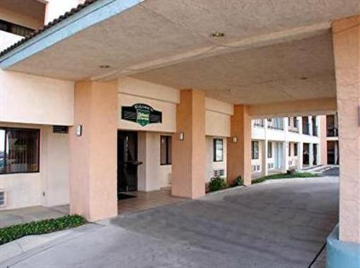фото отеля Hallmark Inn & Suites