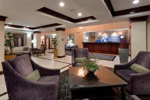 фото отеля Holiday Inn Express Hotel & Suites East Brunswick