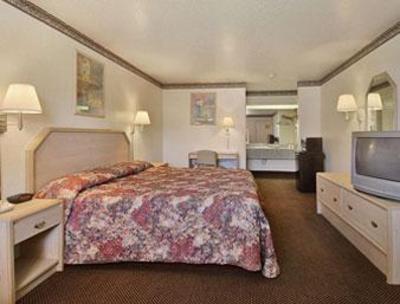 фото отеля Super 8 Motel San Antonio Near Seaworld