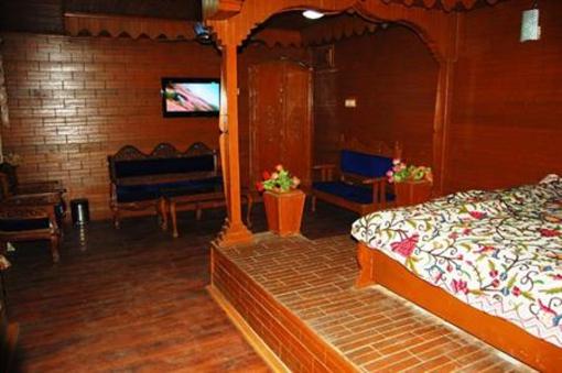 фото отеля Hotel Zahgeer Continental Srinagar