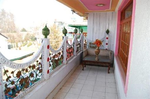фото отеля Hotel Zahgeer Continental Srinagar