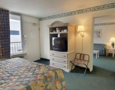 фото отеля Howard Johnson Express Inn & Suites Lake Front Park