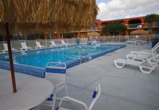 фото отеля Howard Johnson Express Inn & Suites Lake Front Park