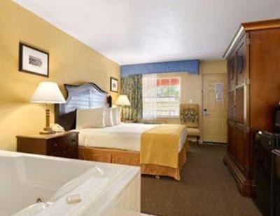 фото отеля Howard Johnson Express Inn & Suites Lake Front Park