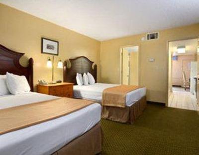 фото отеля Howard Johnson Express Inn & Suites Lake Front Park