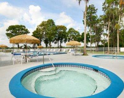 фото отеля Howard Johnson Express Inn & Suites Lake Front Park