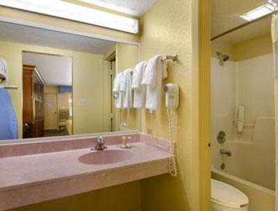 фото отеля Howard Johnson Express Inn & Suites Lake Front Park