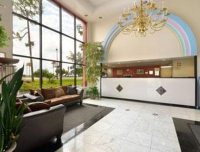 фото отеля Howard Johnson Express Inn & Suites Lake Front Park