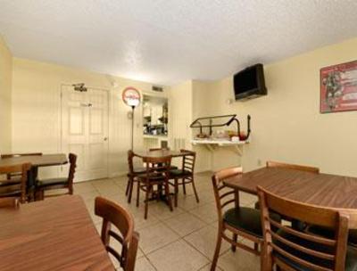 фото отеля Howard Johnson Express Inn & Suites Lake Front Park