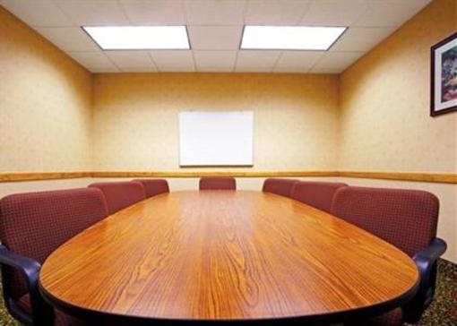 фото отеля Holiday Inn Express Hotel & Suites Grand Rapids Airport