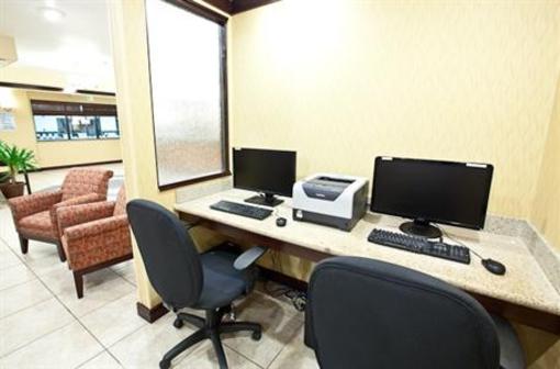 фото отеля Holiday Inn Express Hotel & Suites Plymouth (Indiana)