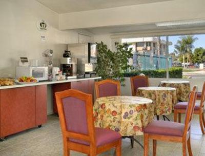фото отеля Super 8 Motel San Diego Sea World