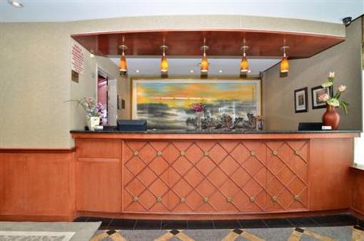 фото отеля Best Western Plus Queens Court Hotel