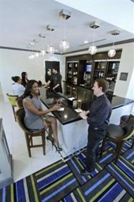 фото отеля Hilton Garden Inn Westbury
