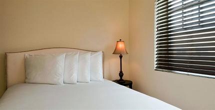 фото отеля Tradewinds Apartment Hotel
