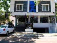 Hotel White Parrot