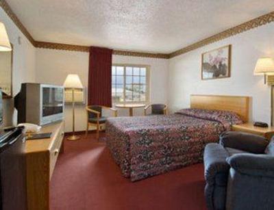 фото отеля Super 8 Spencer
