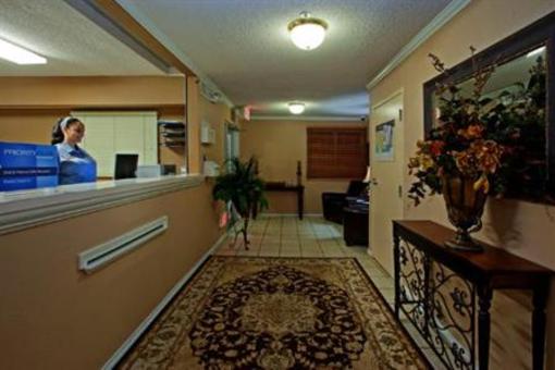 фото отеля Candlewood Suites Houston-Town & Country