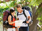 Хотите больше секса? Путешествуйте чаще! - Couple with backpacks looking at map.