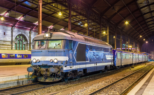 Транспортный коллапс во Франции и в Европе в целом - Local diesed train at Strasbourg station. Alsace, France