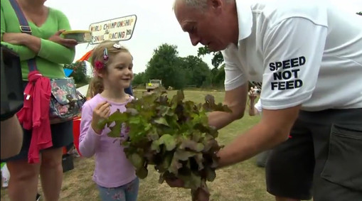 Ежегодный чемпионат по "забегу" улиток прошел в Англии - Sue Ryder and Racer II, World Snail Racing Championships 2013, Norfolk, England