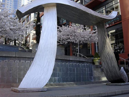 Памятник числу π на ступенях Музея искусств, Сиэтл