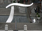 Международный день числа π - Памятник числу π на ступенях Музея искусств, Сиэтл