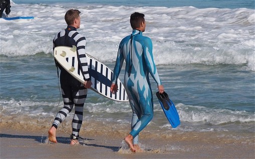 Публике представлены костюмы против нападения акул - Wetsuit to protect against sharks, Western Australia