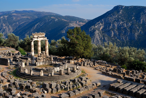 На памятники и музеи Греции повесили замок до 19-го марта 2013 года - Athena Pronaia Sanctuary at Delphi, Greece
