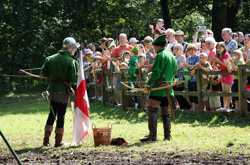 Робин Гуд ожидает гостей в Шервудском лесу Ноттингемшира - The Robin Hood Festival, Sherwood Forest, Nottinghamshire, England (photo Charlotte White from robinhood.org.uk)