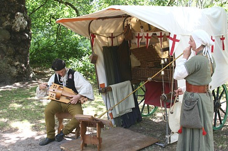 Робин Гуд ожидает гостей в Шервудском лесу Ноттингемшира - The Robin Hood Festival, Sherwood Forest, Nottinghamshire, England (photo Charlotte White from robinhood.org.uk)