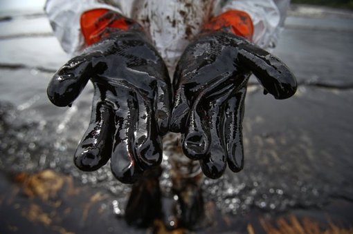 Нефтяное пятно уничтожило пляжи Ко Самет в Таиланде - Oil spill Ko Samet, Thailand (photo Reuters, AP)