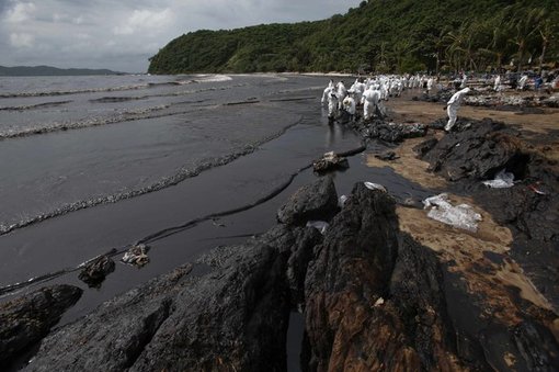 Нефтяное пятно уничтожило пляжи Ко Самет в Таиланде - Oil spill Ko Samet, Thailand (photo Reuters, AP)