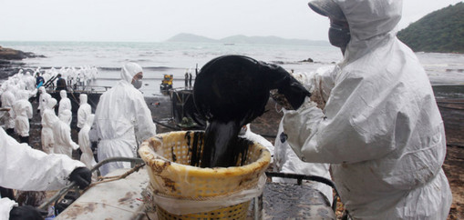 Нефтяное пятно уничтожило пляжи Ко Самет в Таиланде - Oil spill Ko Samet, Thailand (photo Reuters, AP)