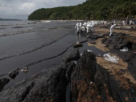 Oil spill Ko Samet, Thailand (photo Reuters, AP)
