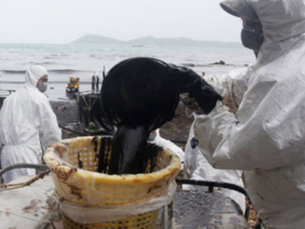 Oil spill Ko Samet, Thailand (photo Reuters, AP)